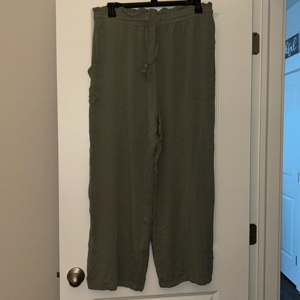 Emery Rose 🌹 lightweight army green palazzo pants with drawstring & pockets.